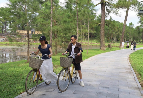 Tourists visiting Gia Long Mausoleum during the 2026 New Year Holiday. Photo: Huu Phuc 